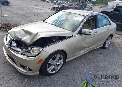 2010 Mercedes-Benz C 300 Sport z USA, uszkodzony, nr VIN WDDGF5EB5AR106130